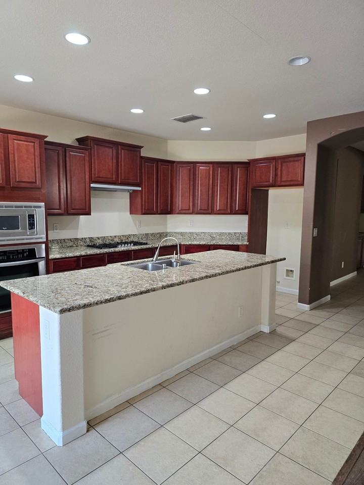 424 Leighton Ct - Photo 2 of 16