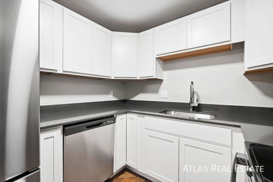 1705 30th St #301 - Photo 4 of 23