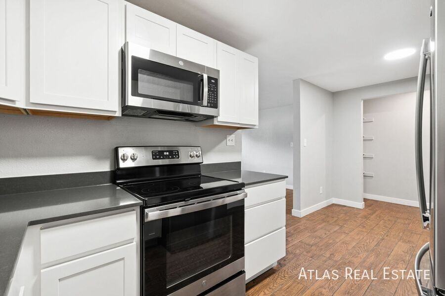 1705 30th St #301 - Photo 5 of 23