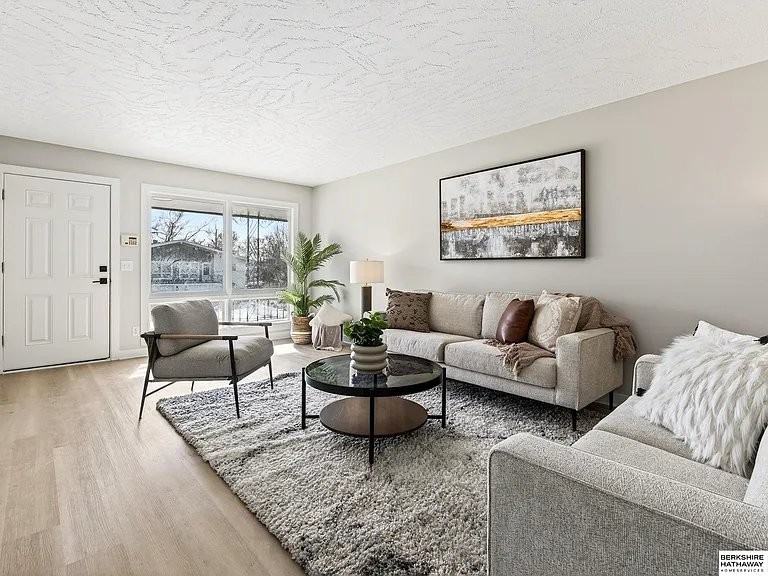 5610 Seward St - Photo 5 of 20