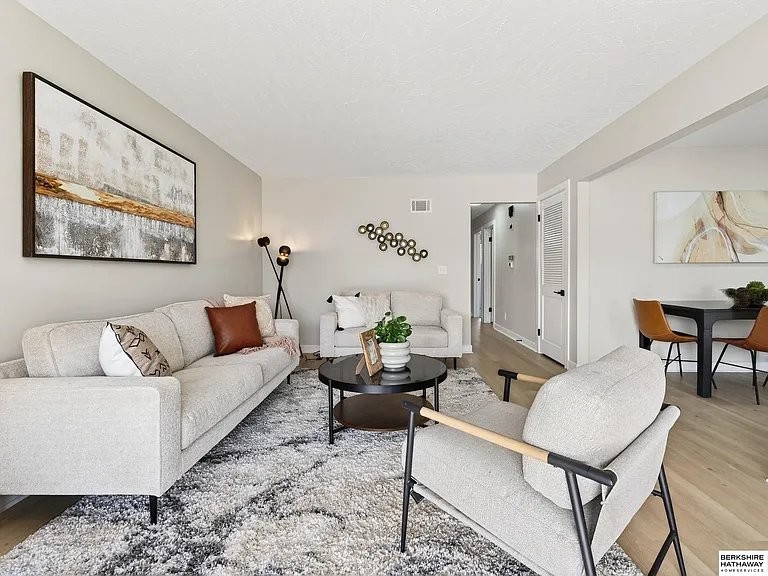 5610 Seward St - Photo 6 of 20