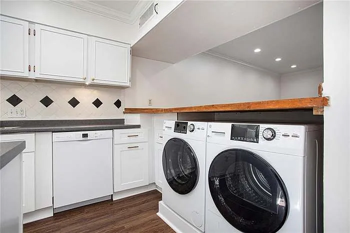 3121 Colonial Way #E - Photo 4 of 12