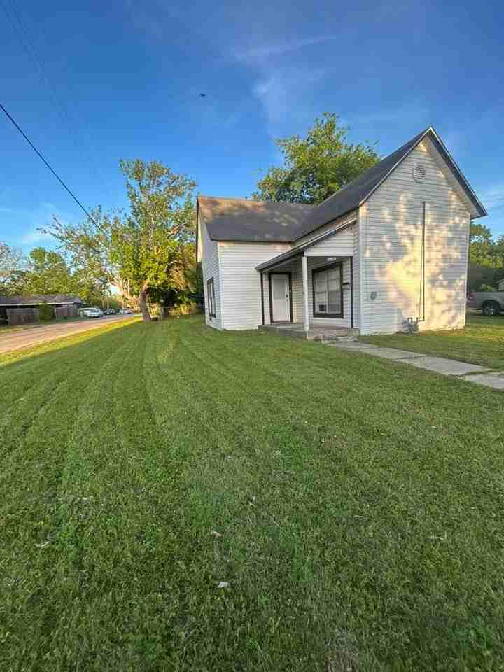 426 N Clements St - Photo 3 of 13