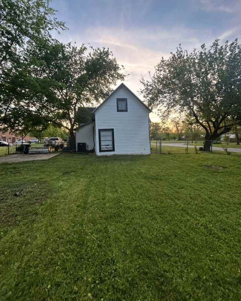 426 N Clements St - Photo 4 of 13