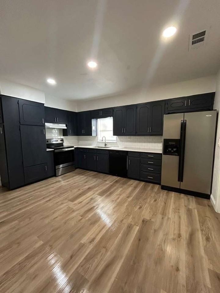 426 N Clements St - Photo 6 of 13