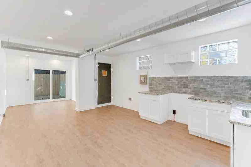 308 W Queen Ln - Photo 3 of 15