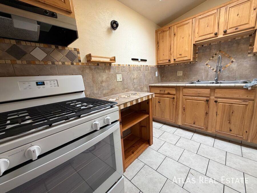 1932 S Campbell Ave - Photo 3 of 26