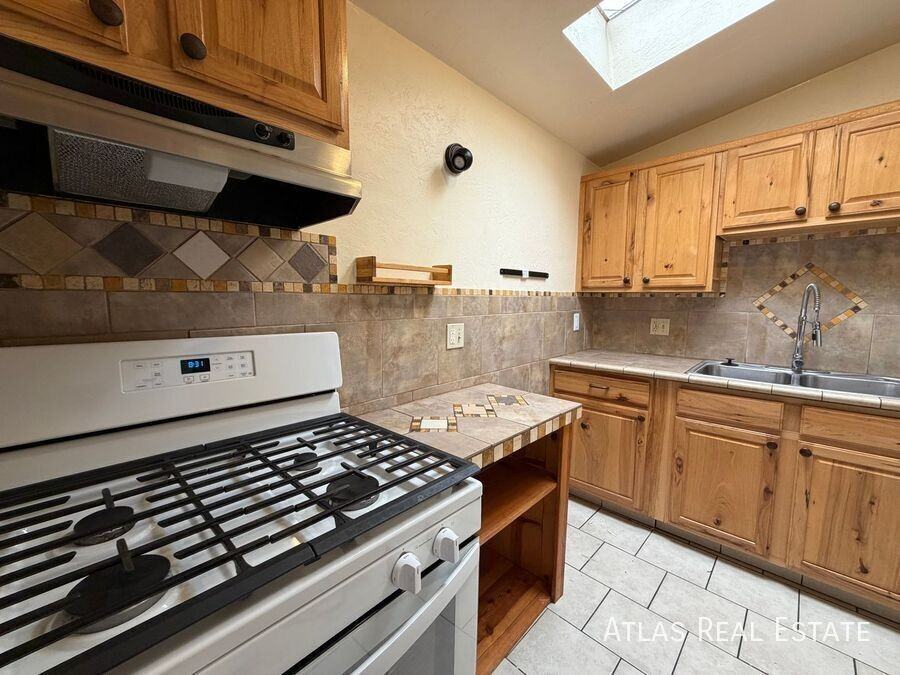 1932 S Campbell Ave - Photo 4 of 26