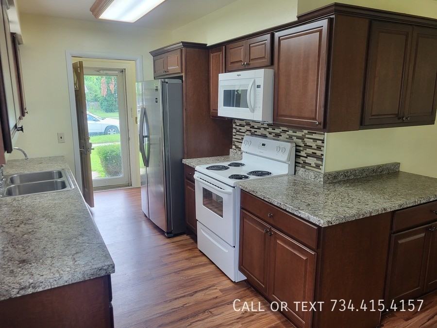 2863 Marshall St - Photo 4 of 41