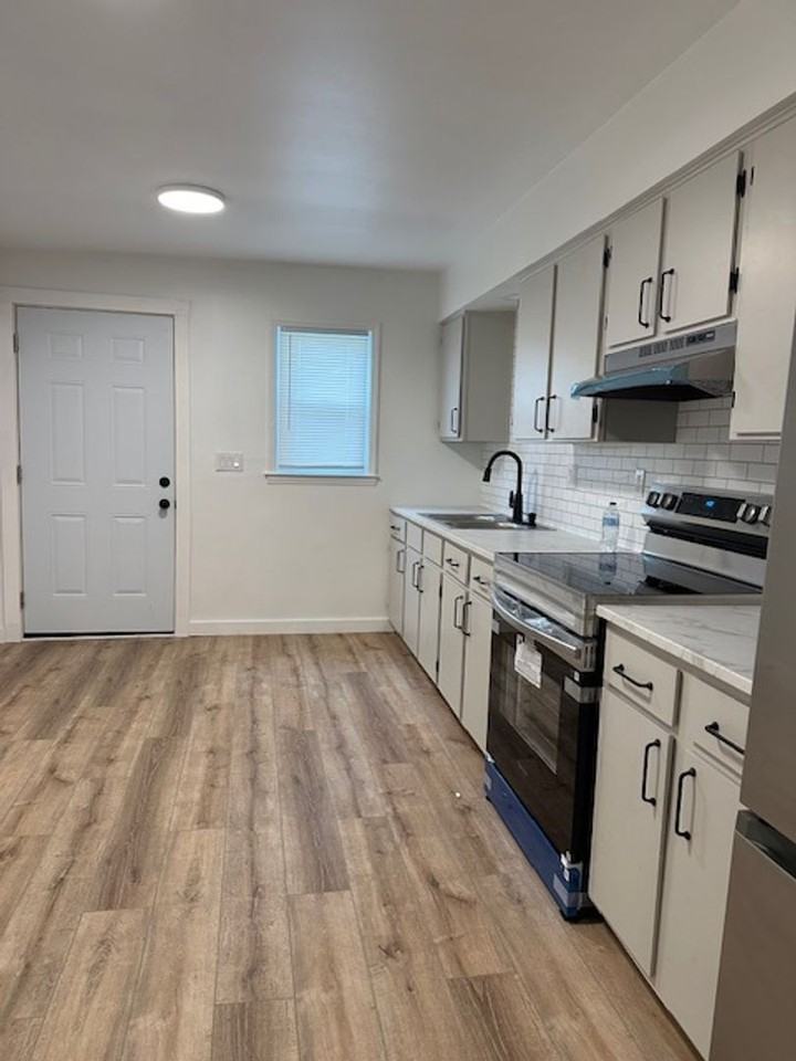 137 Hoerner St - Photo 5 of 14