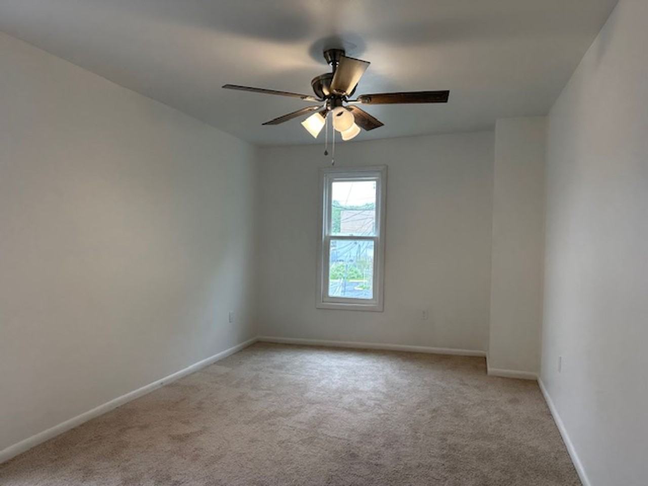 137 Hoerner St - Photo 7 of 14