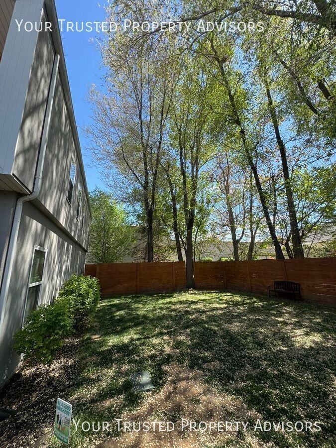 447 N Beaumont Ct - Photo 3 of 22