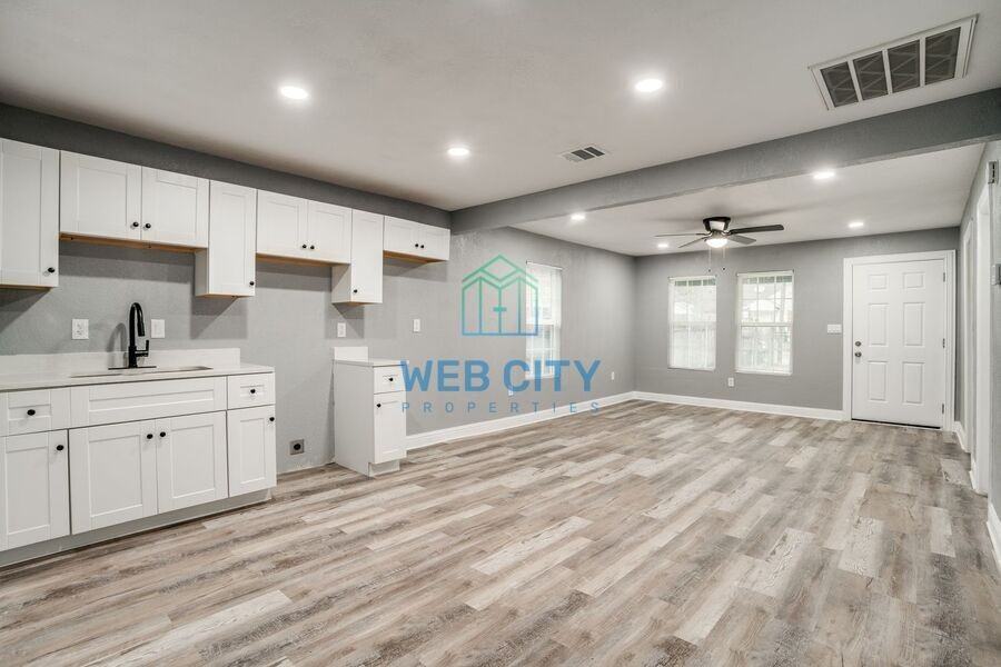 1618 Marfa Ave - Photo 4 of 12