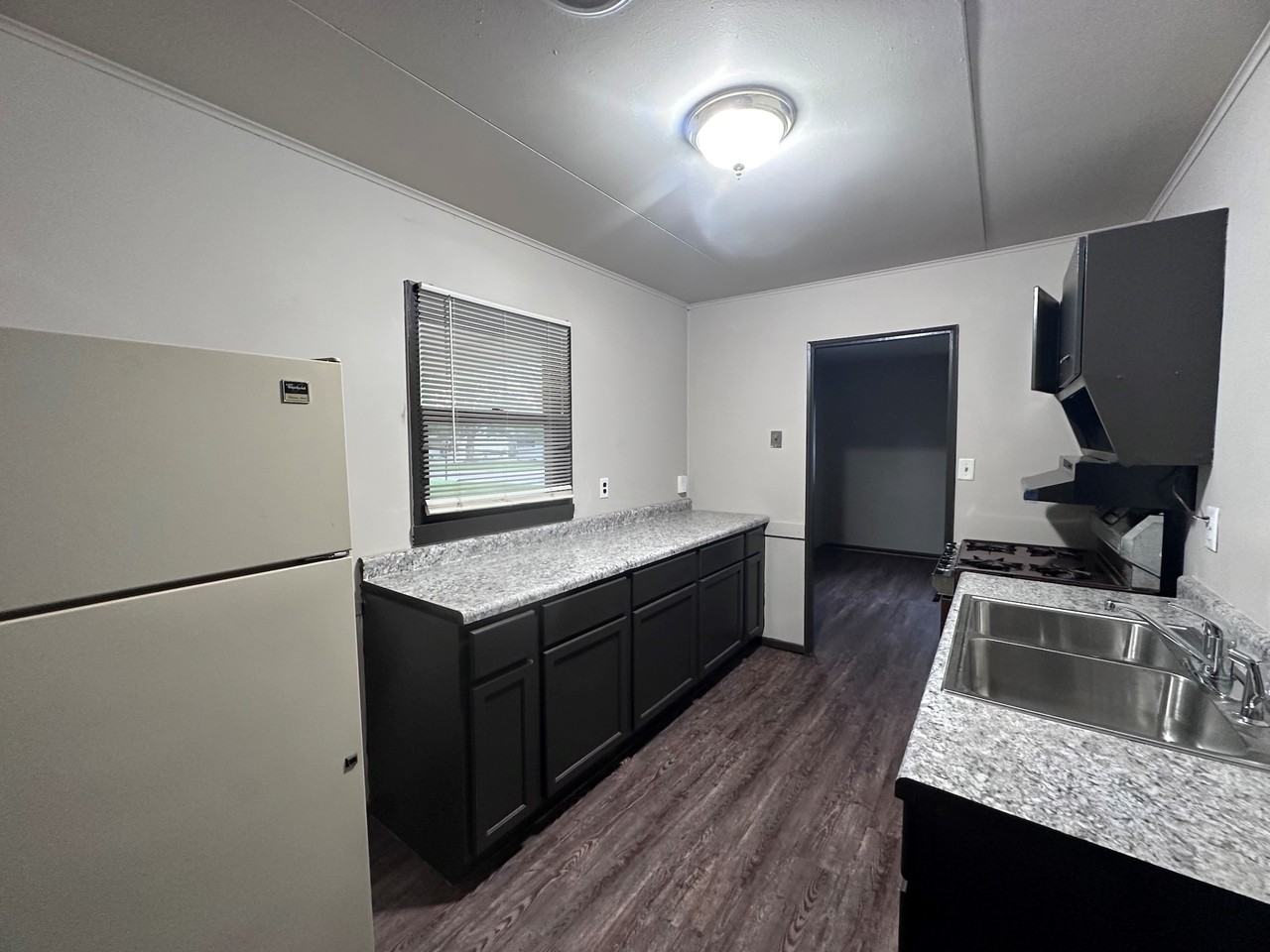 201 E Columbia St - Photo 3 of 17