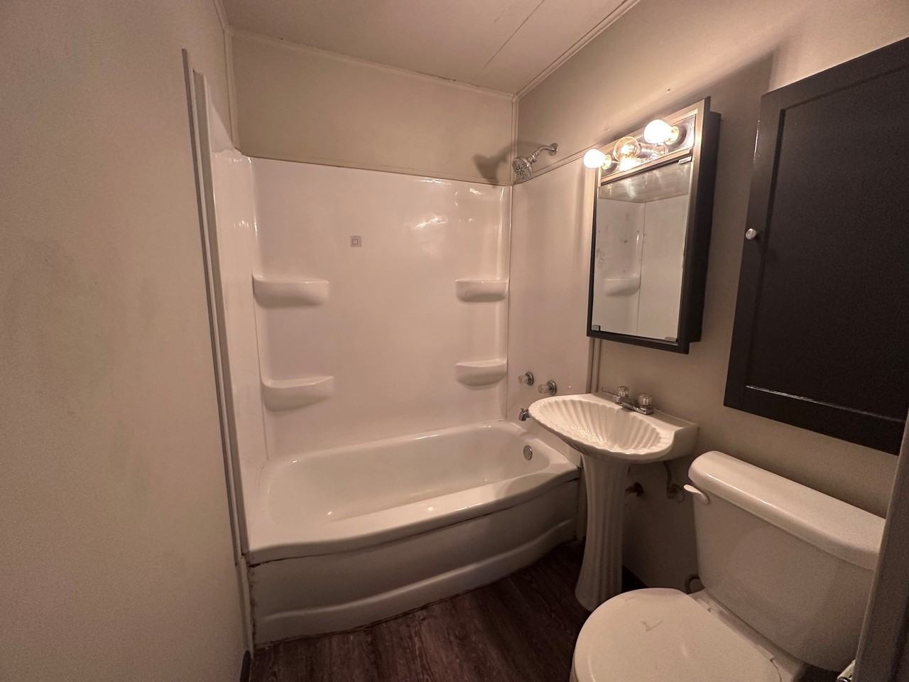 201 E Columbia St - Photo 4 of 17