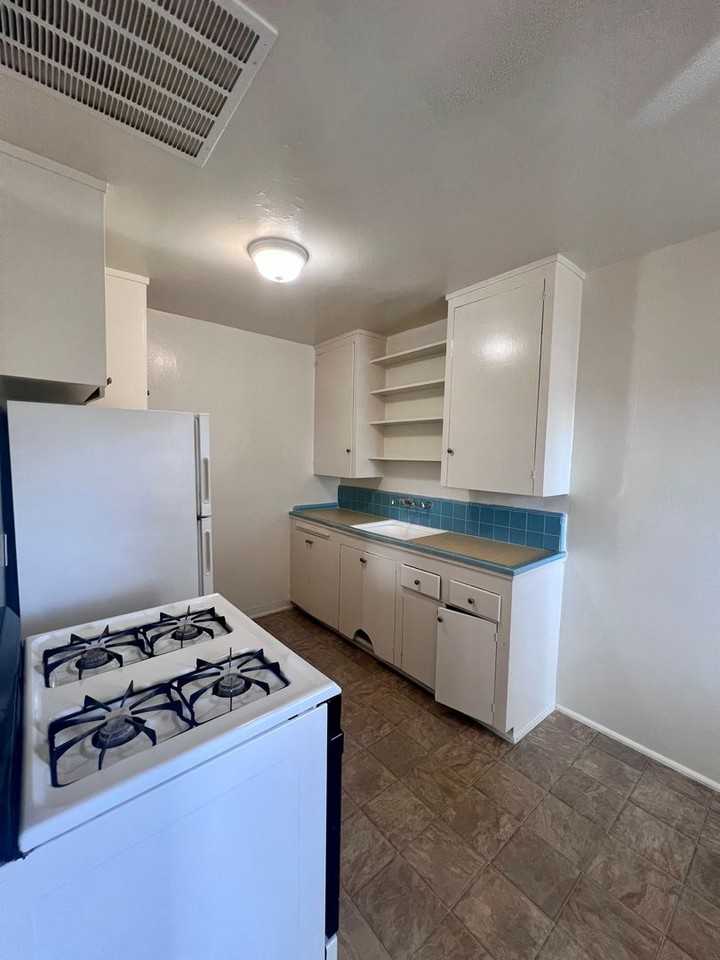 5674 Mildred St - Photo 4 of 9