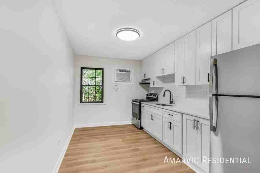 2048 Godwin Ln - Photo 2 of 9