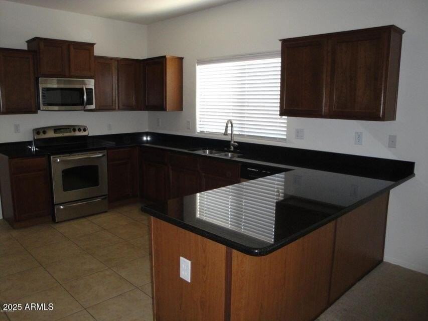37128 W Mondragone Ln - Photo 4 of 12
