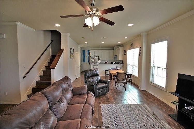 104 Richards St - Photo 3 of 8