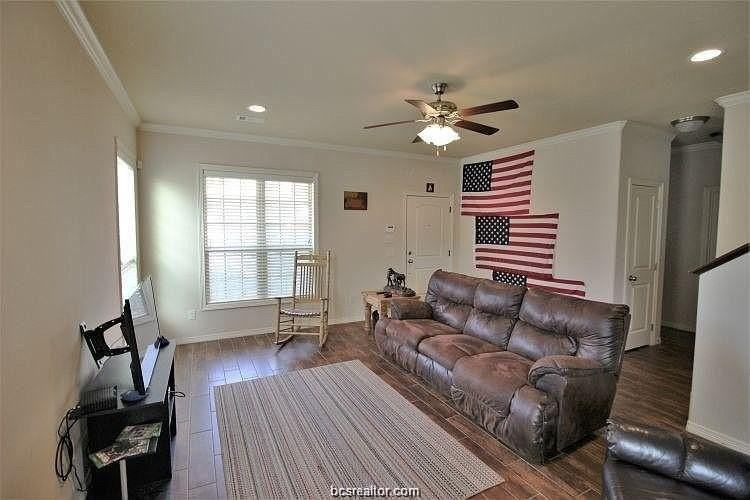 104 Richards St - Photo 4 of 8