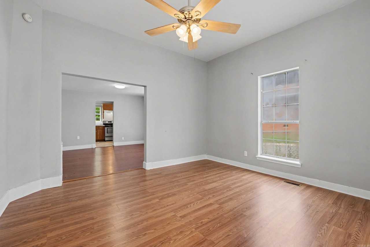 624 Denton - Photo 4 of 29