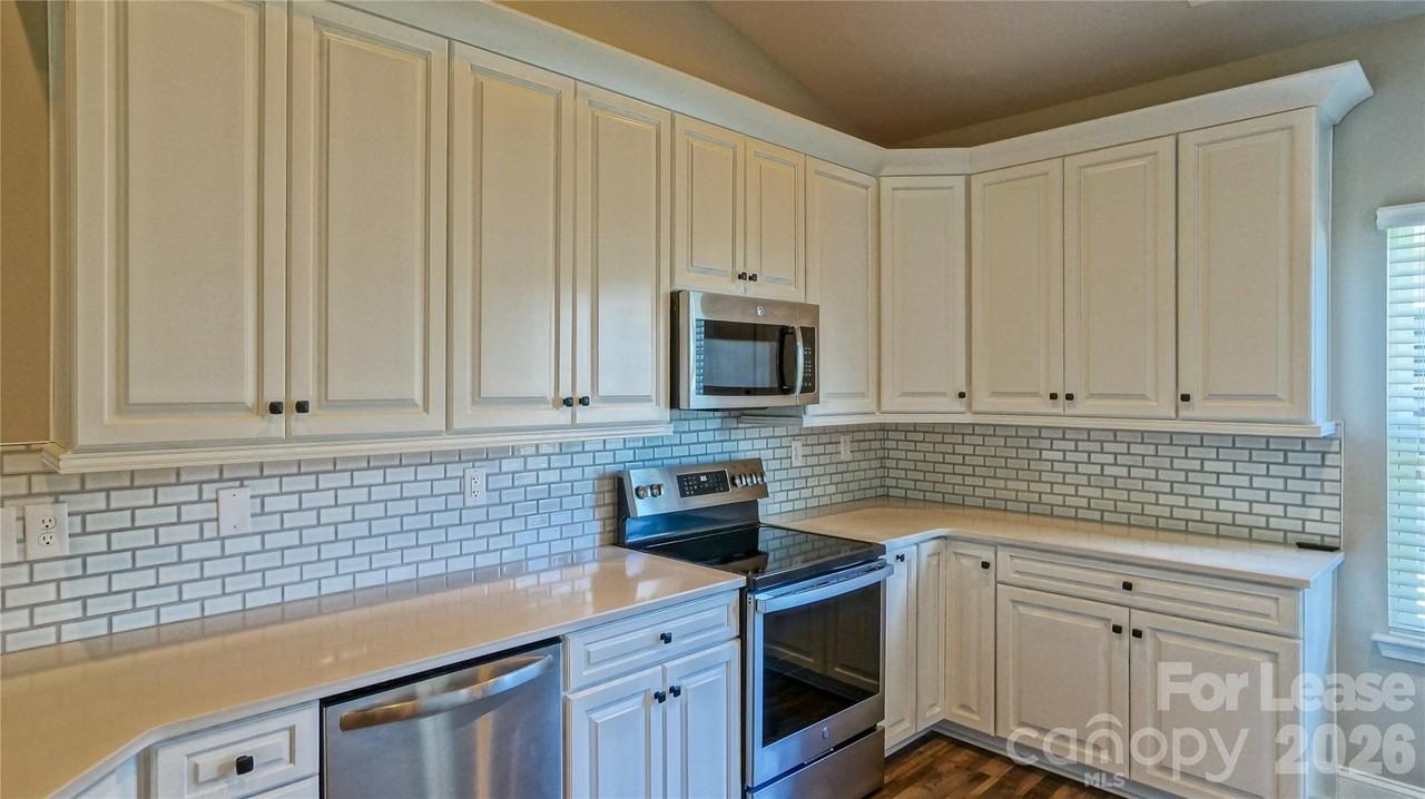 108 Bunker Hill Ln - Photo 4 of 18