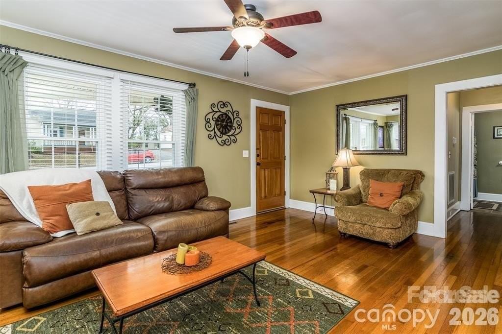 1004 Valley St - Photo 2 of 18