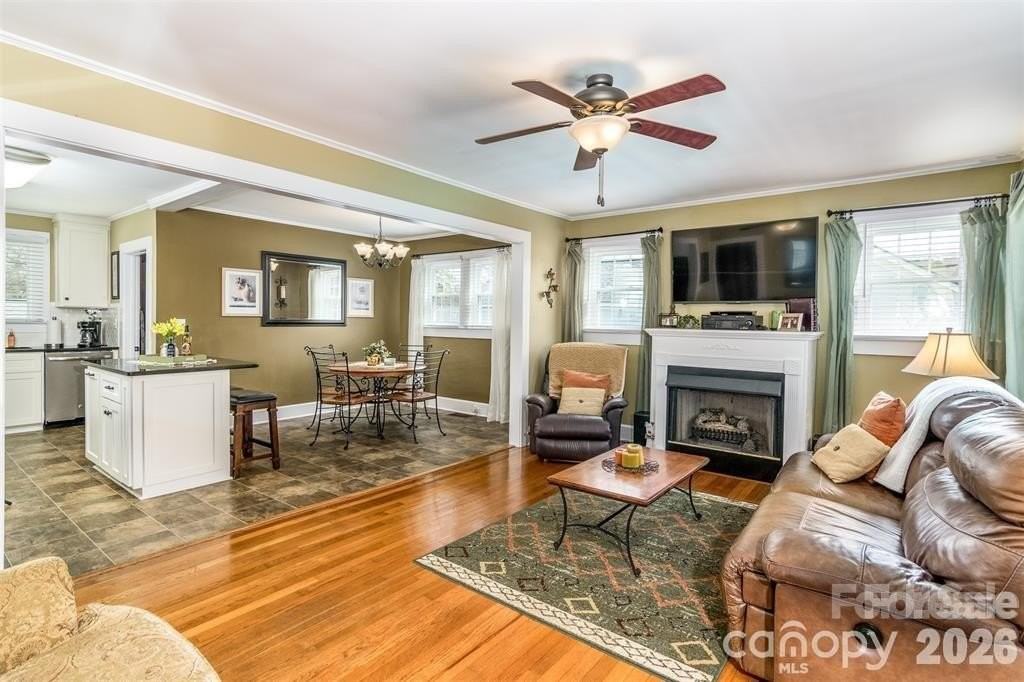 1004 Valley St - Photo 3 of 18