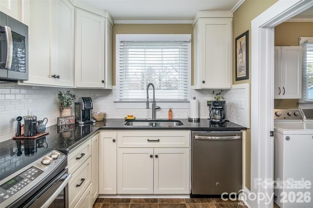 1004 Valley St - Photo 4 of 18