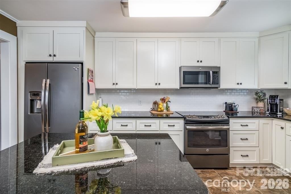 1004 Valley St - Photo 5 of 18