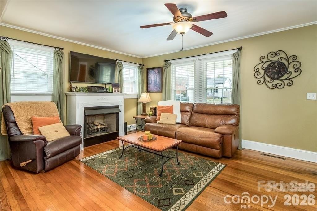 1004 Valley St - Photo 6 of 18