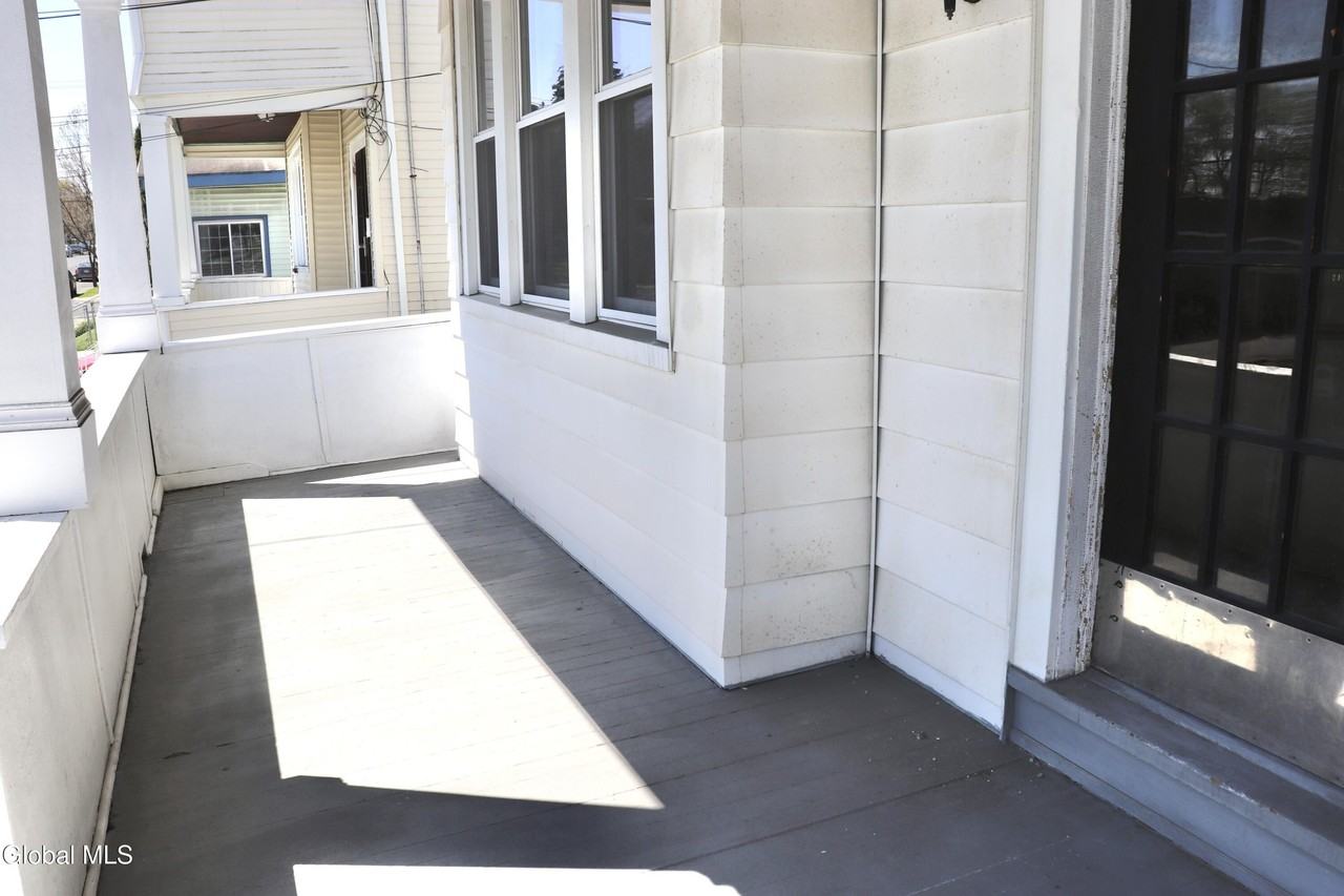628 N Pearl St - Photo 3 of 32