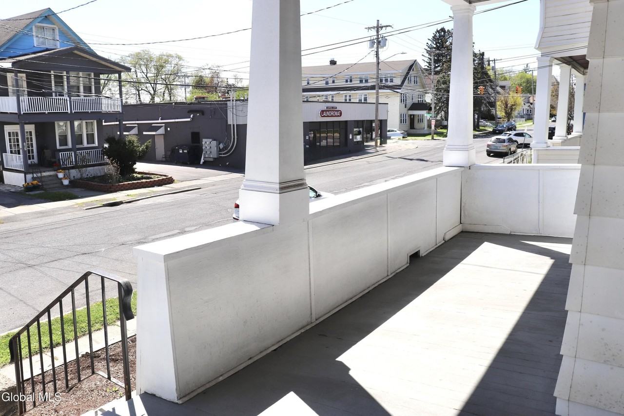 628 N Pearl St - Photo 4 of 32