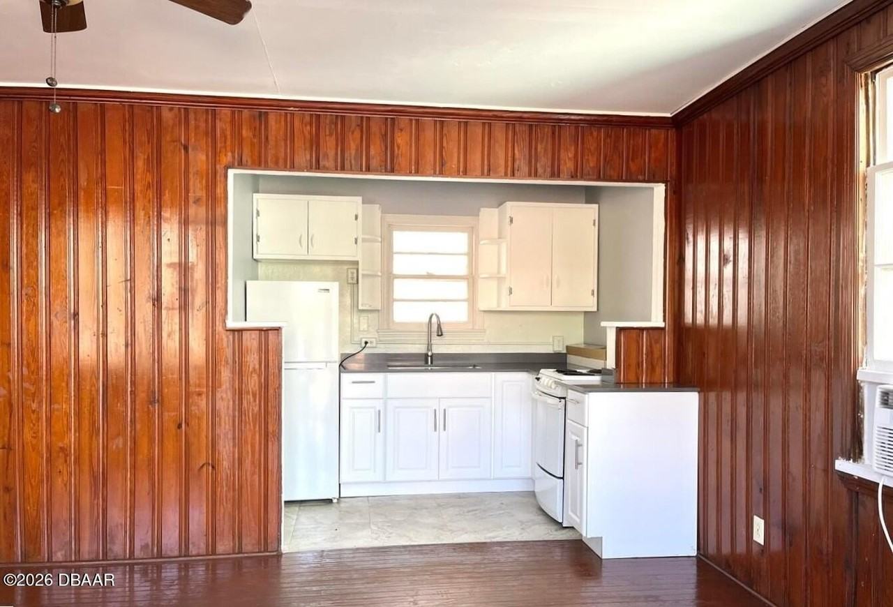311 N Oleander Ave #B - Photo 5 of 7