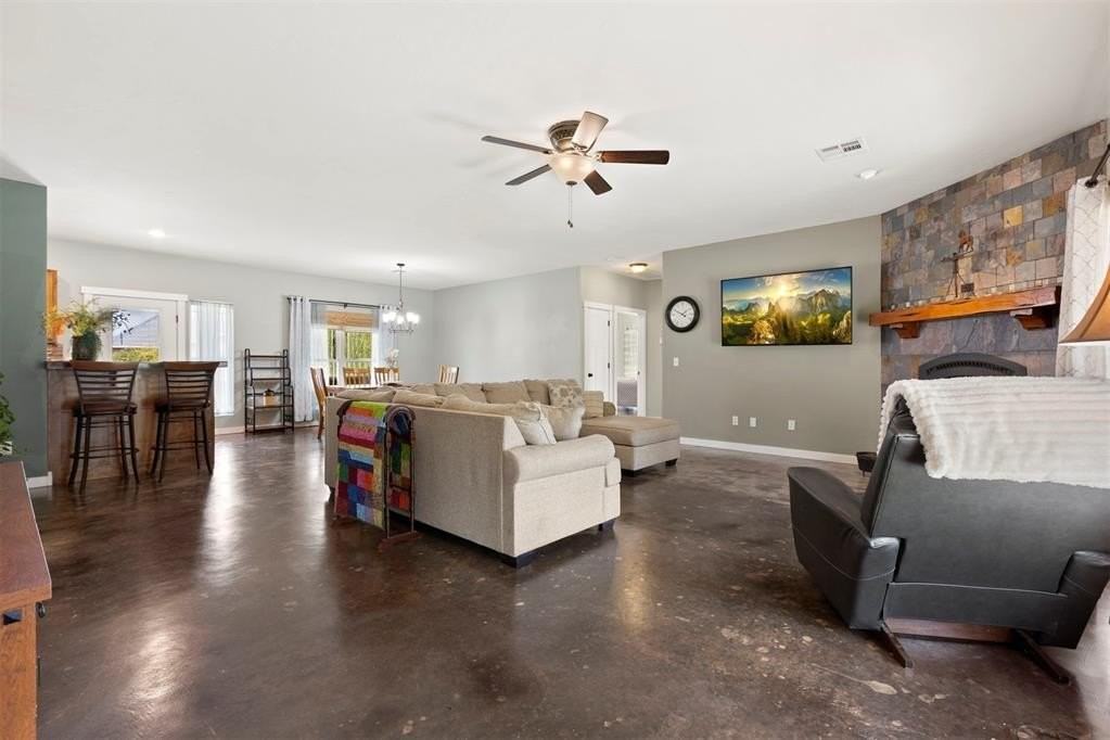 421 Sweetbough St - Photo 3 of 25
