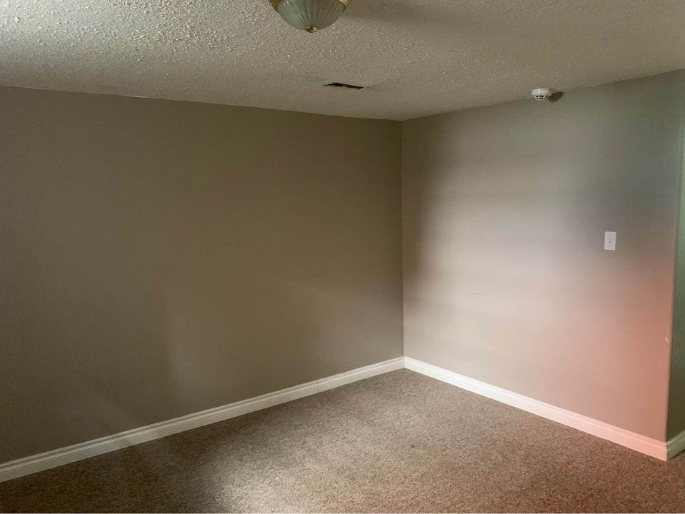 215 Trader Cres Lowr - Photo 4 of 17
