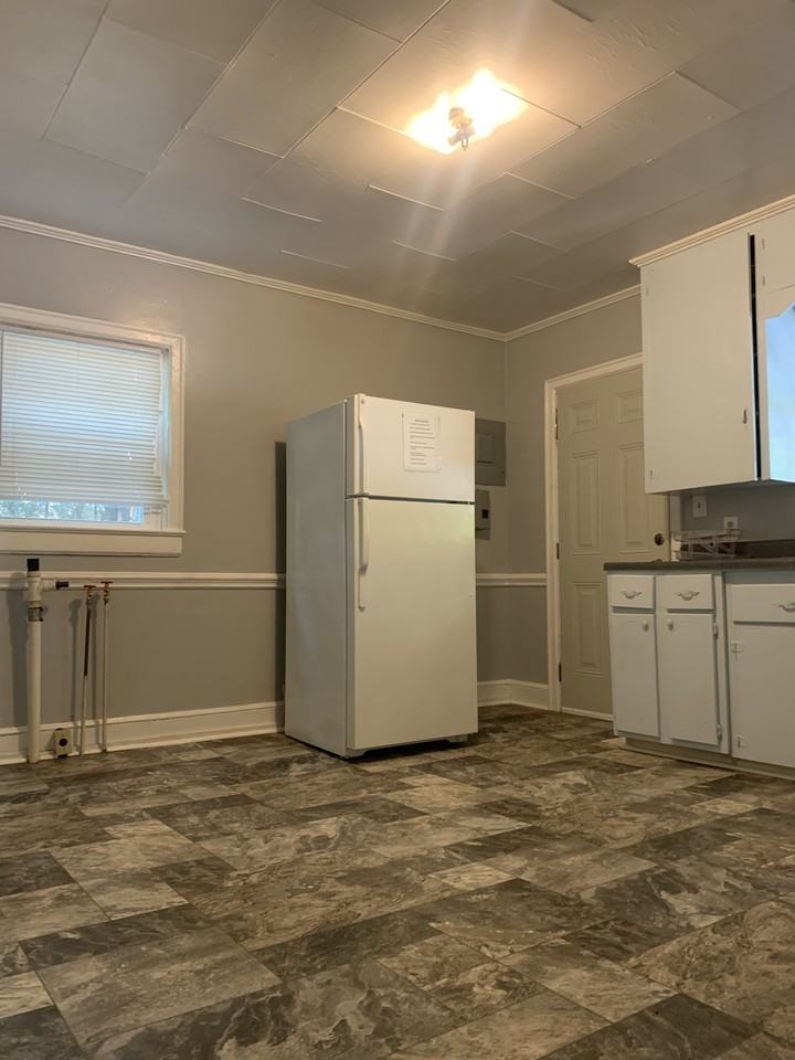 1105 N Charlotte Ave #1 - Photo 5 of 9