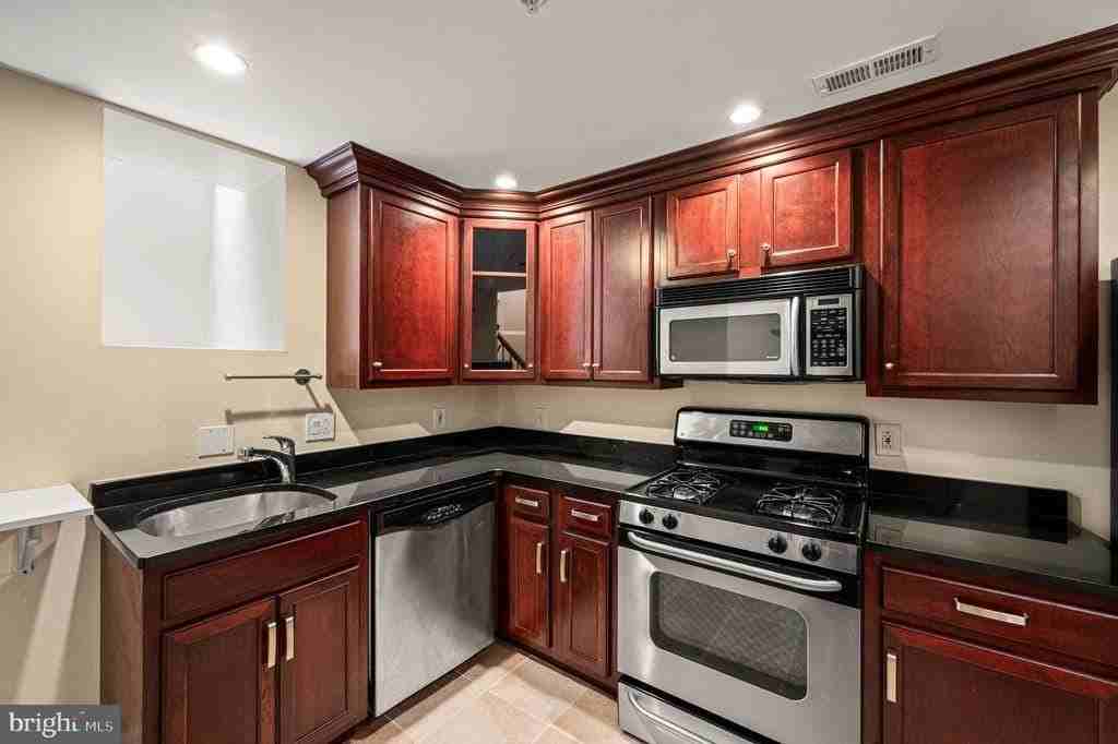 1027 N 4th St #P - Photo 4 of 15