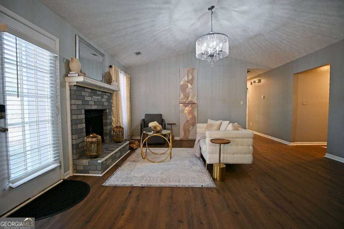 1528 Carriage Ln - Photo 6 of 31