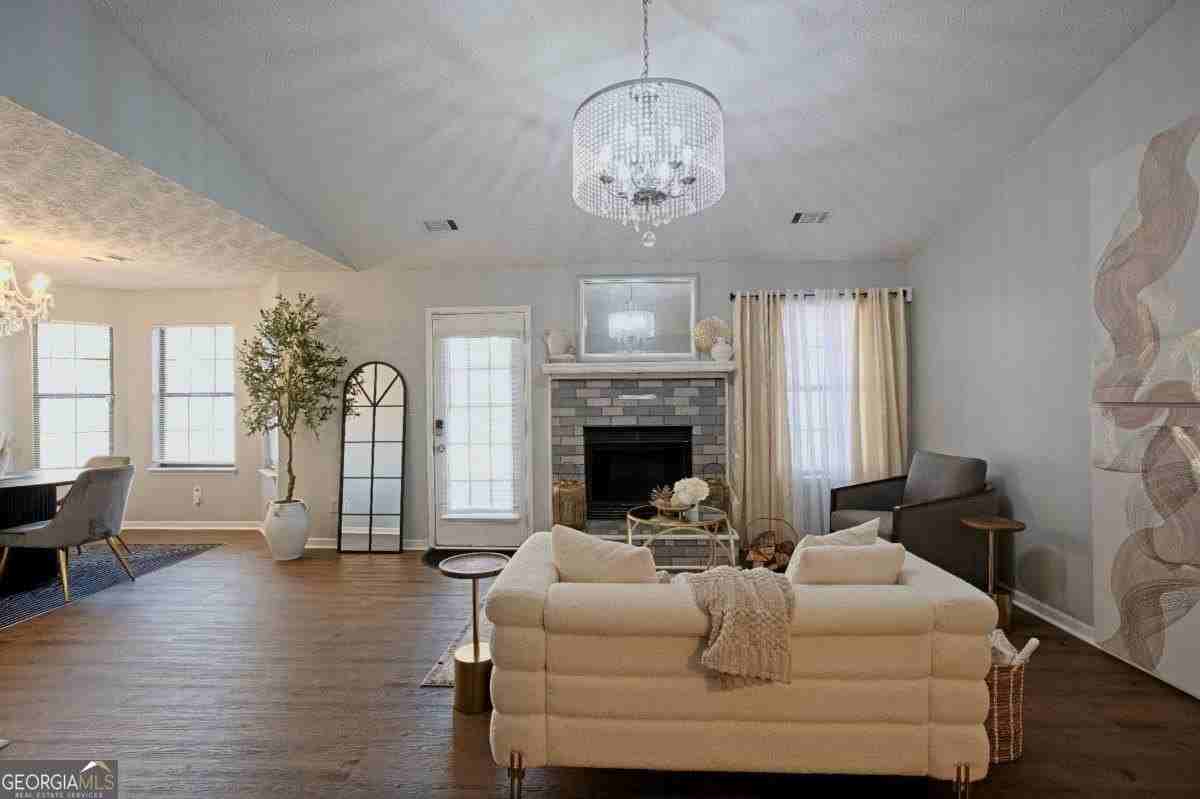 1528 Carriage Ln - Photo 7 of 31