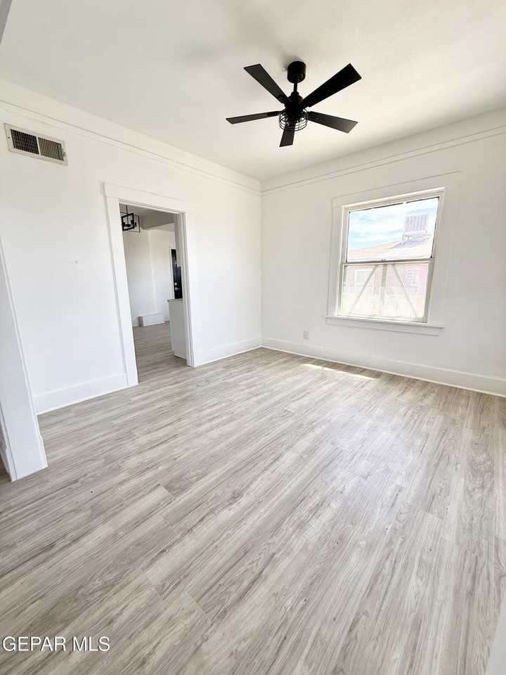 3203 Frankfort Ave - Photo 5 of 16