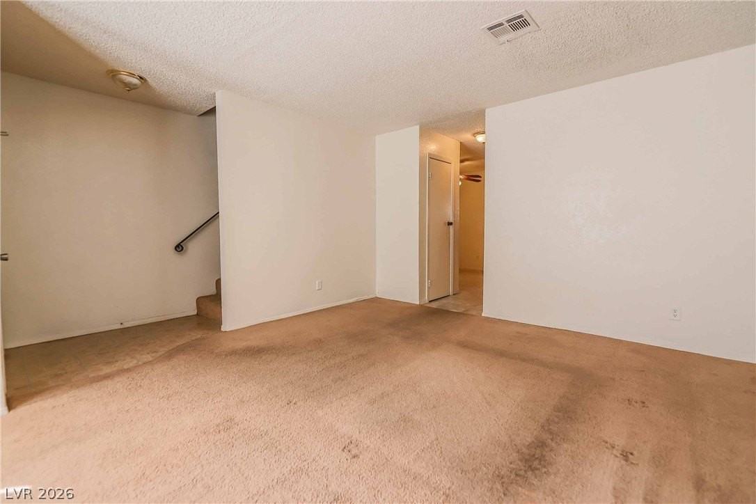 566 Kristin Ln - Photo 4 of 16