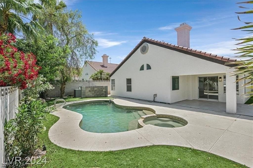 8 Barton Spring Cir - Photo 2 of 32