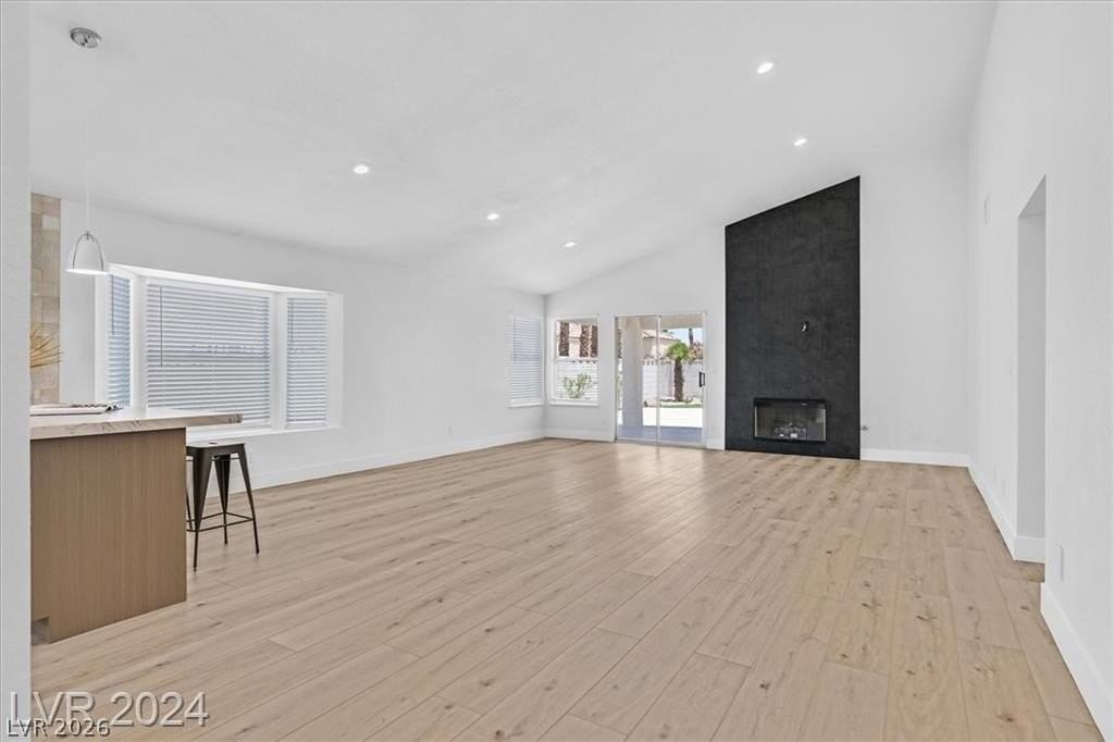 8 Barton Spring Cir - Photo 4 of 32