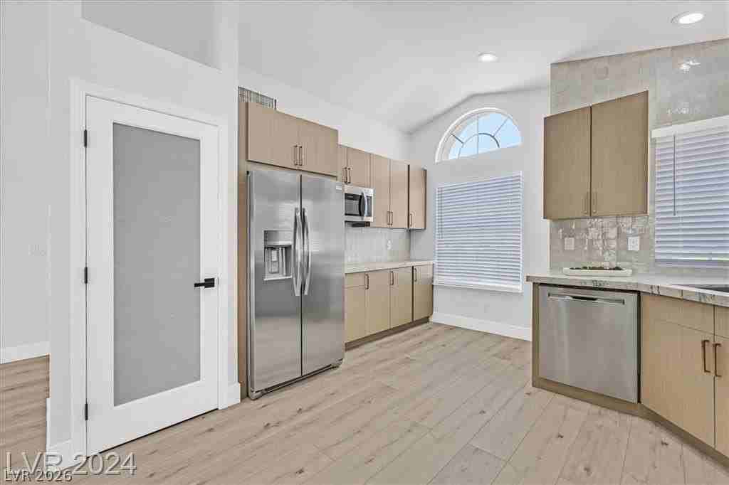 8 Barton Spring Cir - Photo 7 of 32