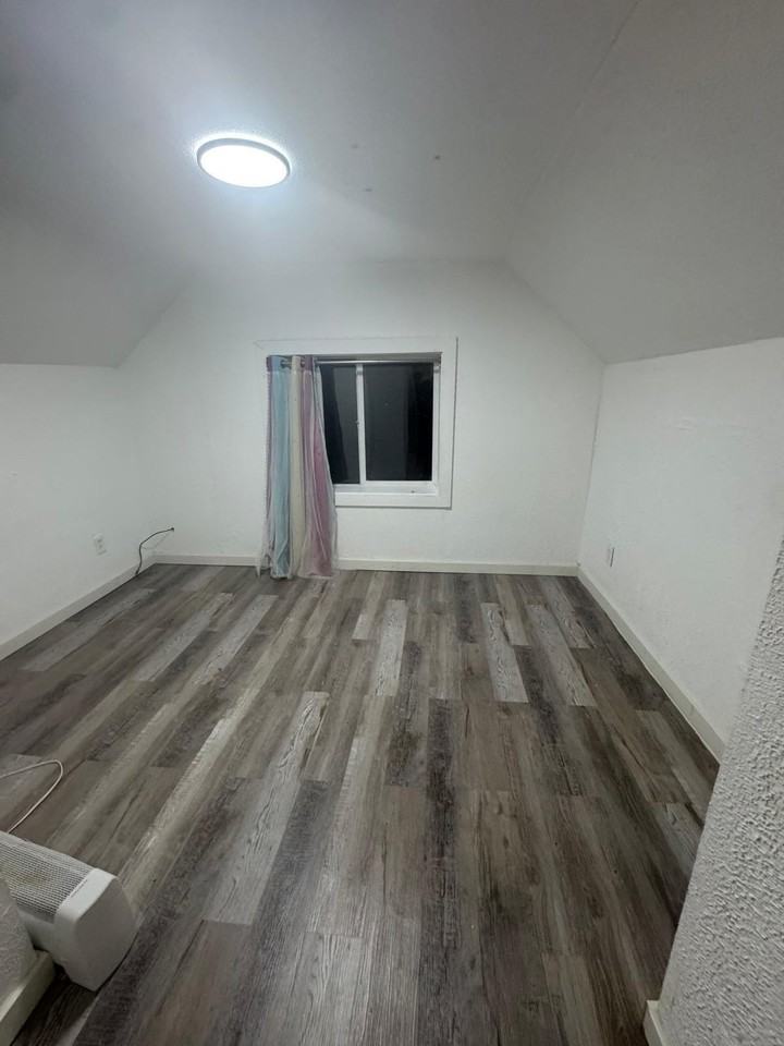 455 Irwin Ave - Photo 3 of 11