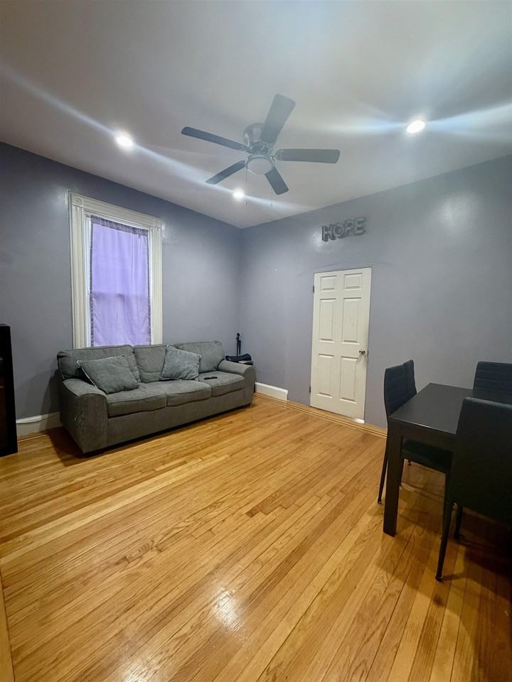 206 Hancock Ave #2