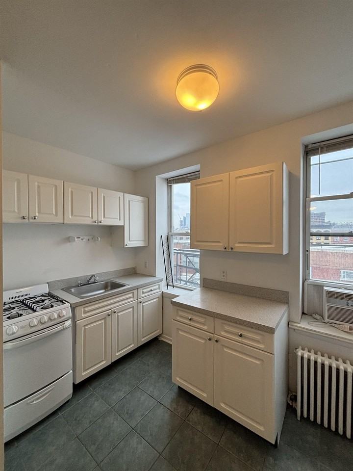 118 Adams St #8
