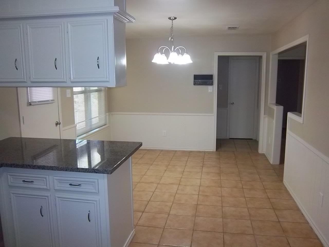 4819 73rd St - Photo 5 of 24