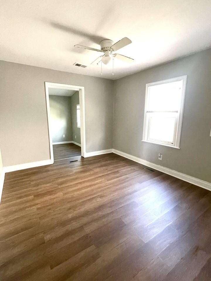 1105 Sparks Rd - Photo 4 of 16